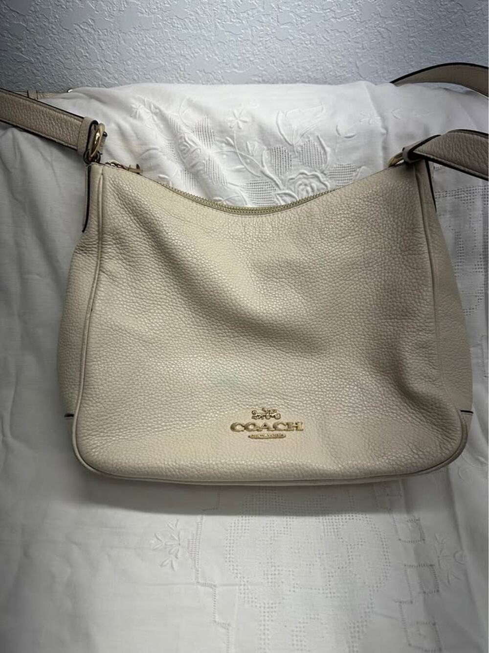 Pre-loved Coach Cream Leather Hobo Shoulder Bag. B-323
